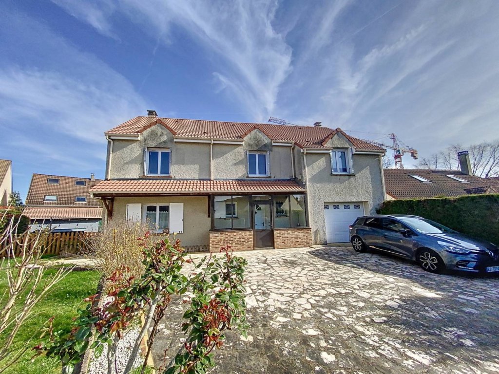 Maison à Roissy-en-Brie 145m² 1 1