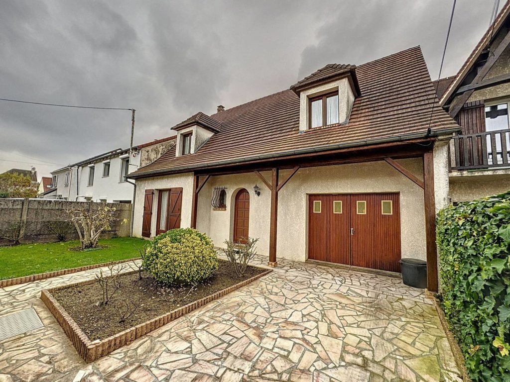 Maison à Roissy-en-Brie 118m²  1