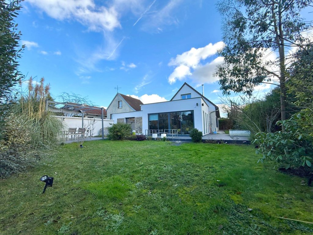 Maison à Pontault-Combault 168m²  1